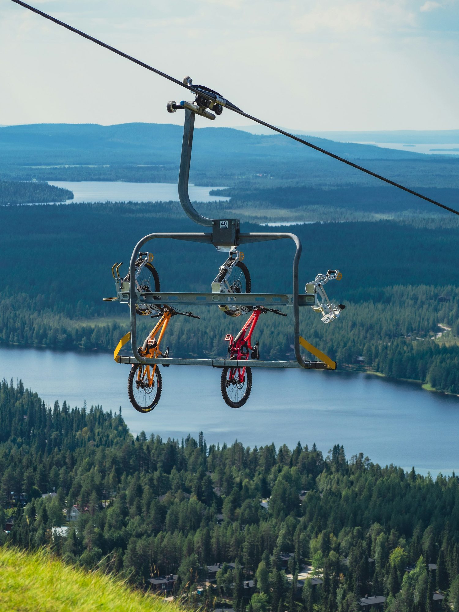 Sesselbahn mit Mountainbikes im Sommerbetrieb