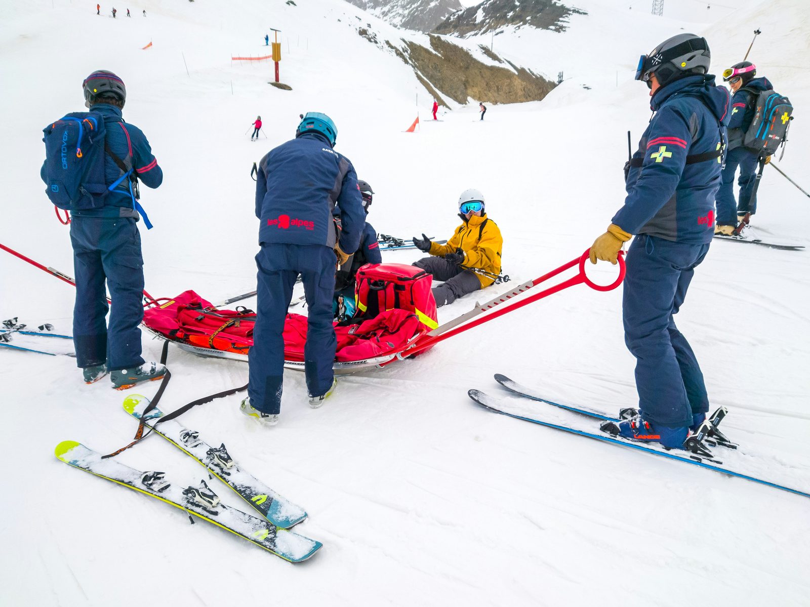 Übergabe an die Flugrettung auf der Piste