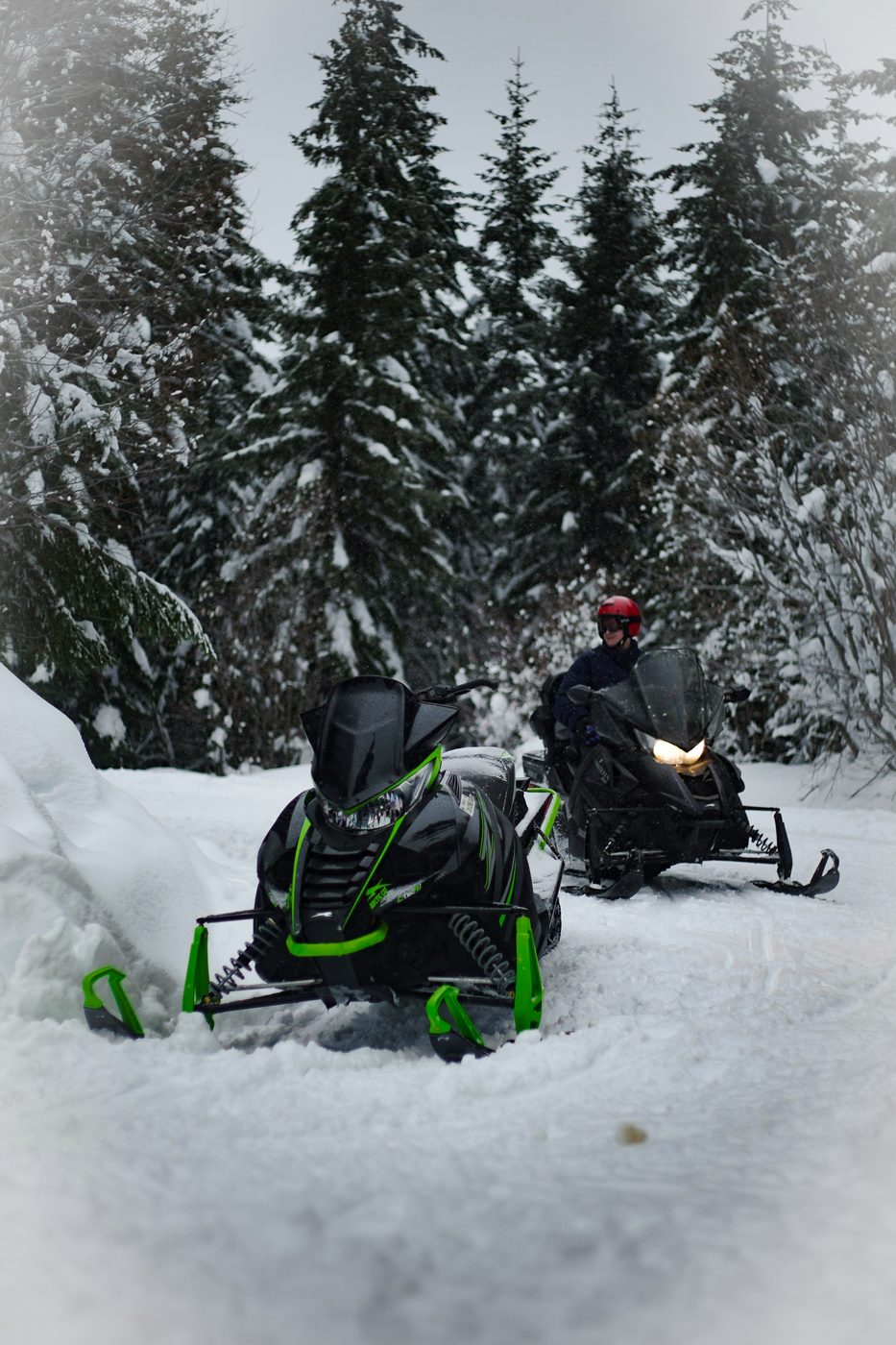 Skidoos im Wald, Gelände ohne Netzabdeckung